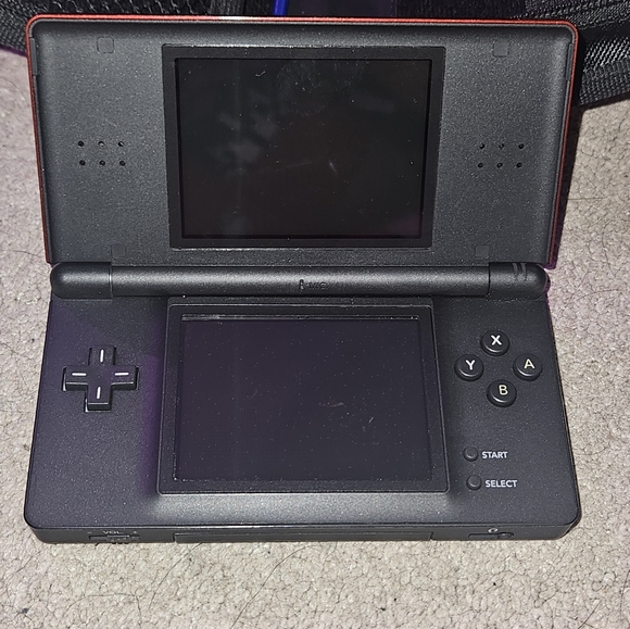 Red Nintendo DS Lite w/ carry case, games & accessories - Picture 5 of 8
